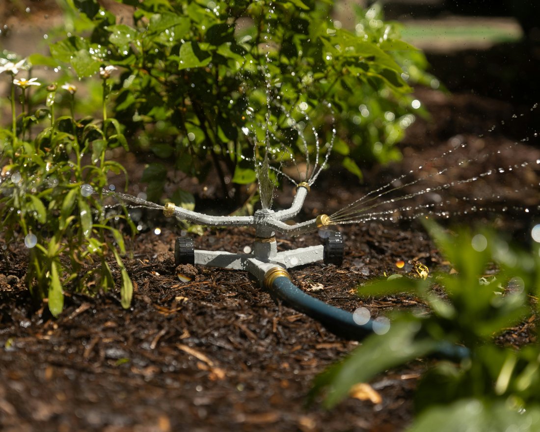 Instalación de riego automático en un jardín